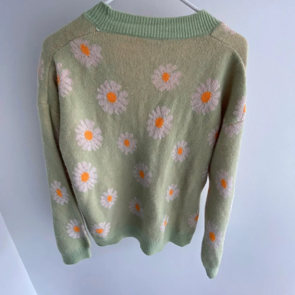 Light green cardigan/sweater, white & orange daisies.One size.Fun & flattering - Picture 5 of 12